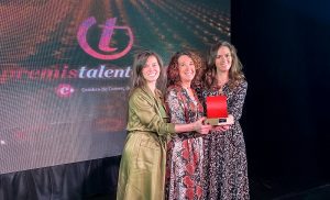 Equipo de Aula Magna recibiendo el premio en la gala.