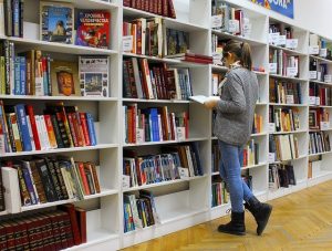 mujer en biblioteca