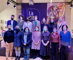Clara Lapiedra, CEO y founder de AMBS con la alcaldesa Núria Parlon; la tiniente de alcaldesa Blanca Padrós; Imma Pérez de Dones Futur; Noelia Torres de Factoría F5 y miembros del personal técnico del Ayuntamiento de Santa Coloma de Gramenet.