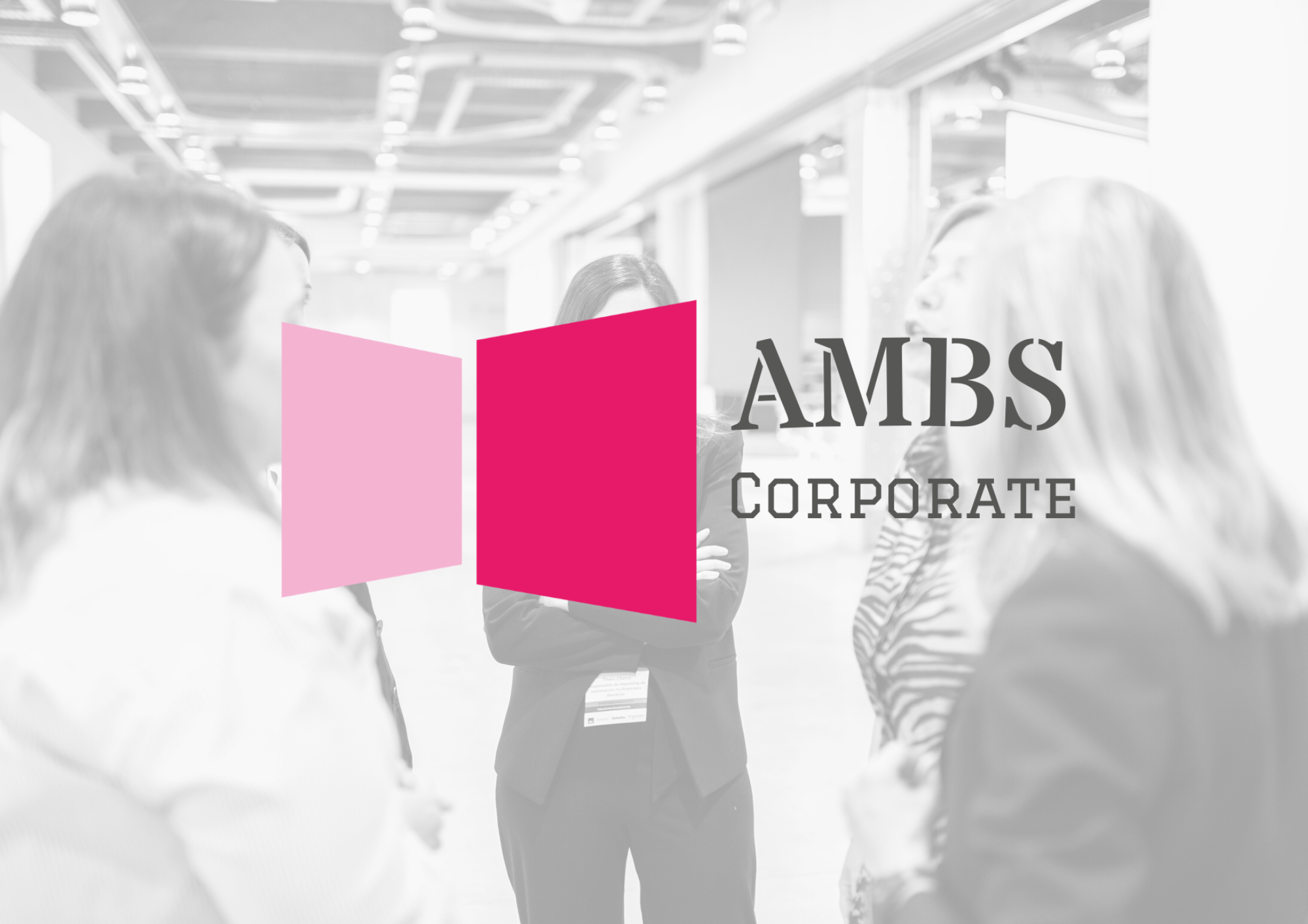 Banner oficial con el logo de AMBS Corporate para promover las formaciones para empresas. De fondo, alumnas de Aula Magna Business School junto a su CEO, Clara Lapiedra.