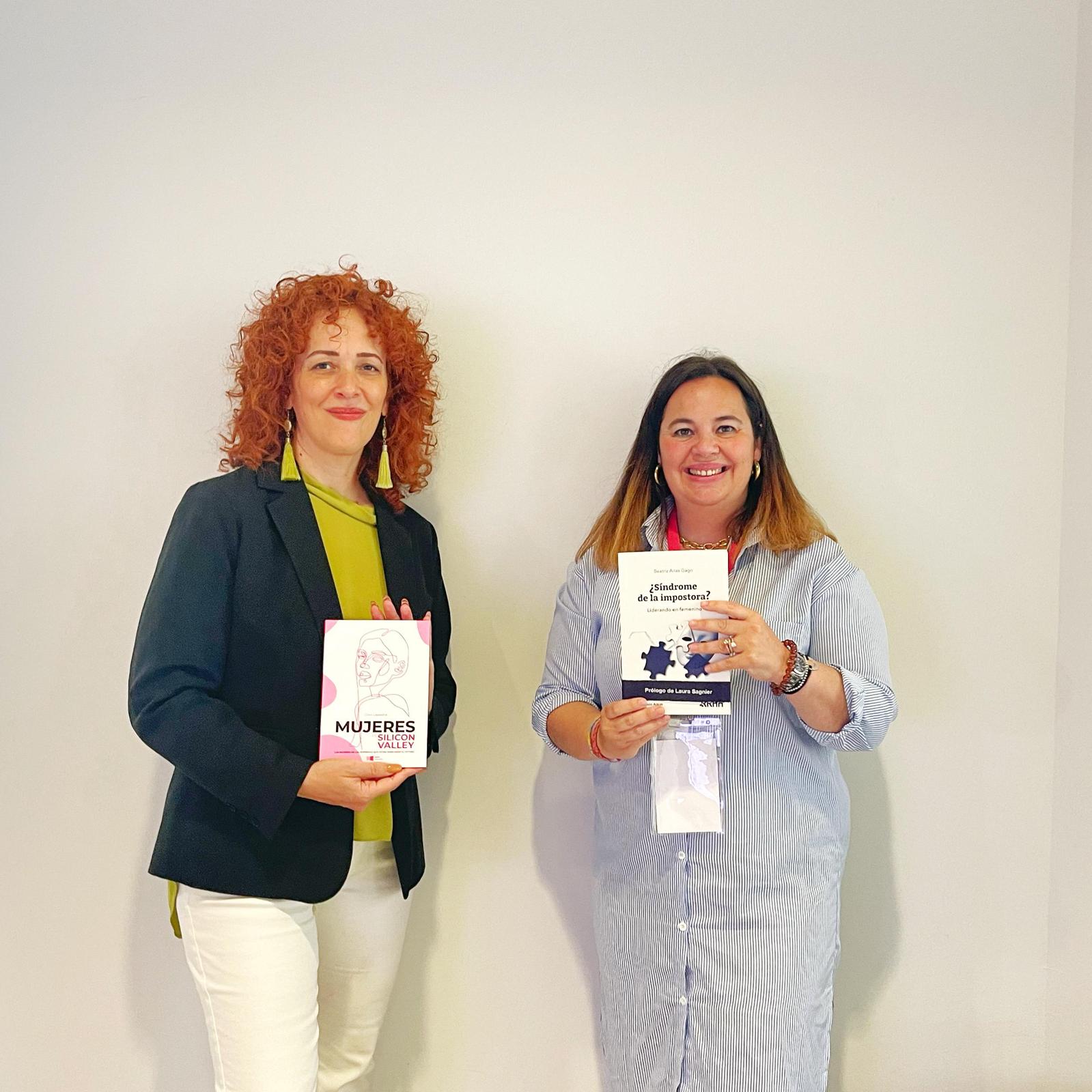 Beatriz Arias con su libro sobre el síndrome de la impostora y el liderazgo femenino.